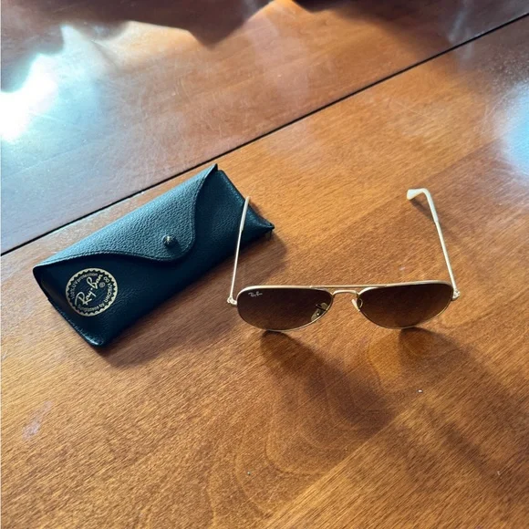 Ray-Ban Classic Gold Aviators with Black Case - Picture 4 of 7